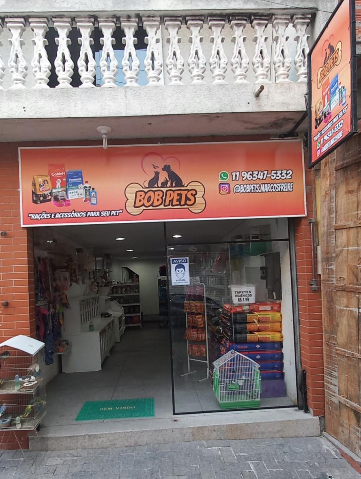 Fachada da Bob Pets com comunicação visual em laranja, em um trabalho da trajetória CS–Cévis