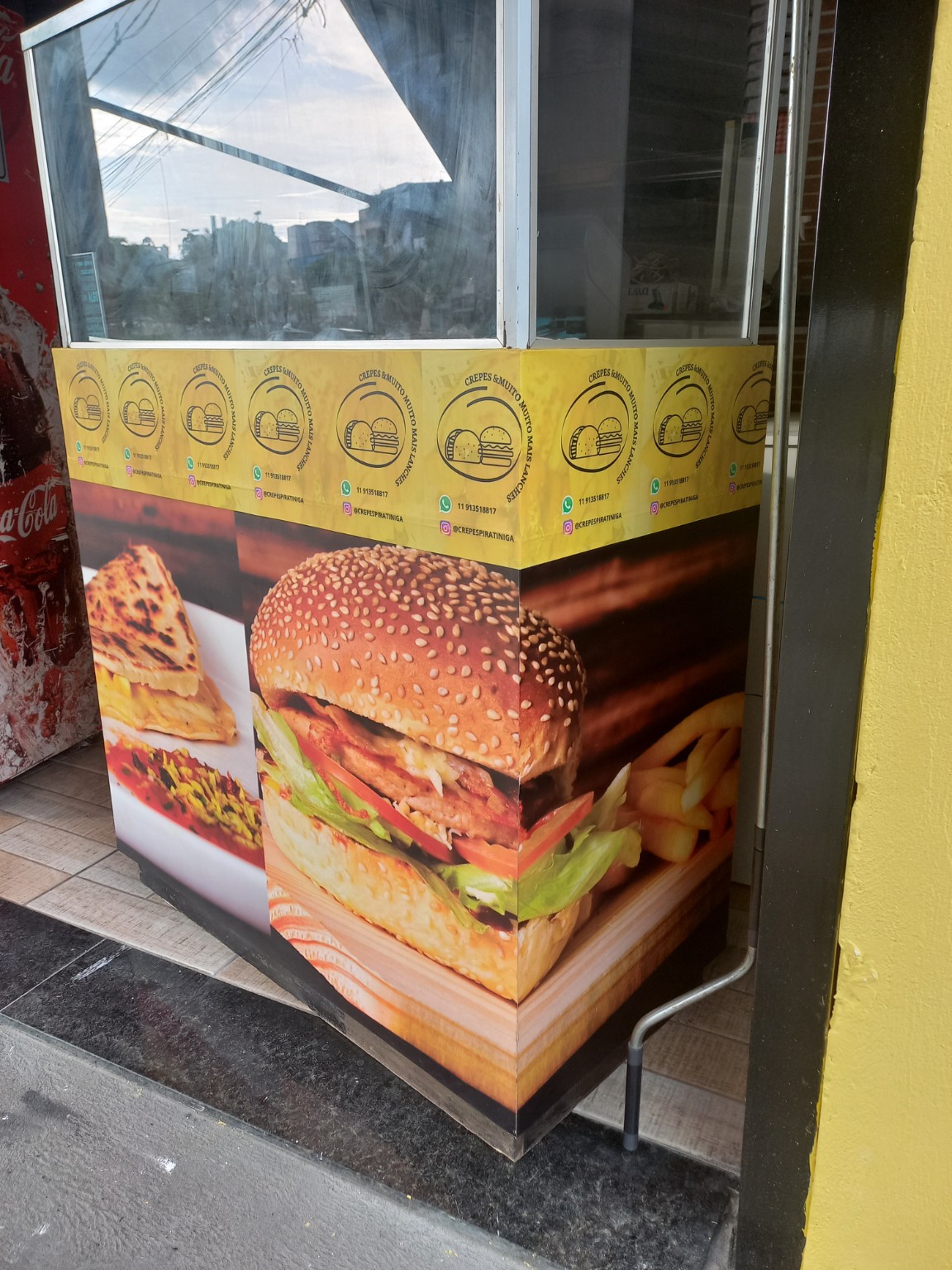 Balcão de lanchonete com adesivação de alimentos e identidade do negócio